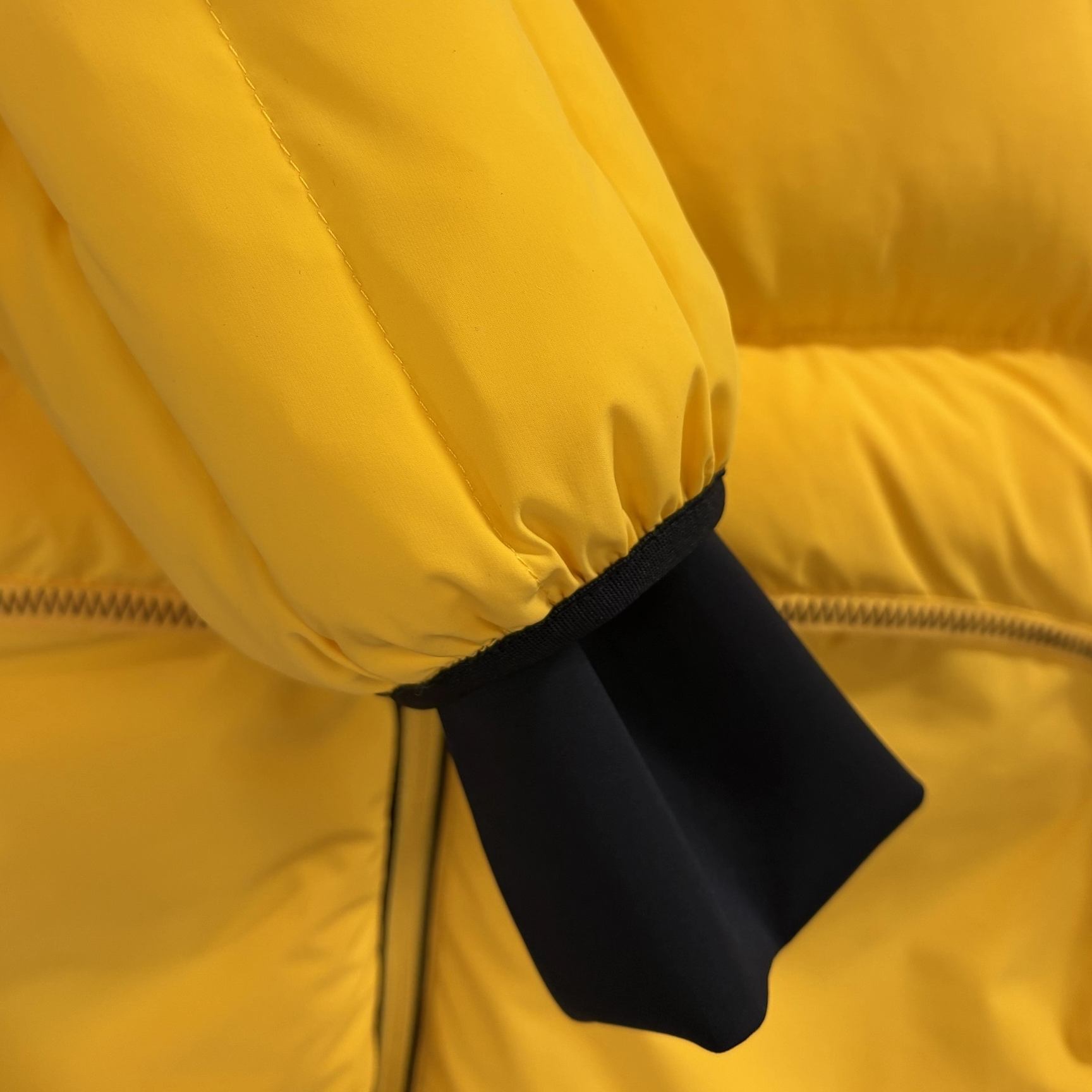 Spandex & Matte Mixed Short Puffer Coat with Windproof Cuffs