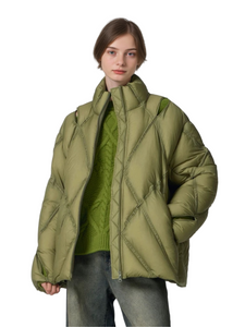 Winter in de winter van dames halverwege de jas met een kraag, schouderuitsnijdingen en diamantquilting-minimalistische stijl voor woon-werkverkeer
