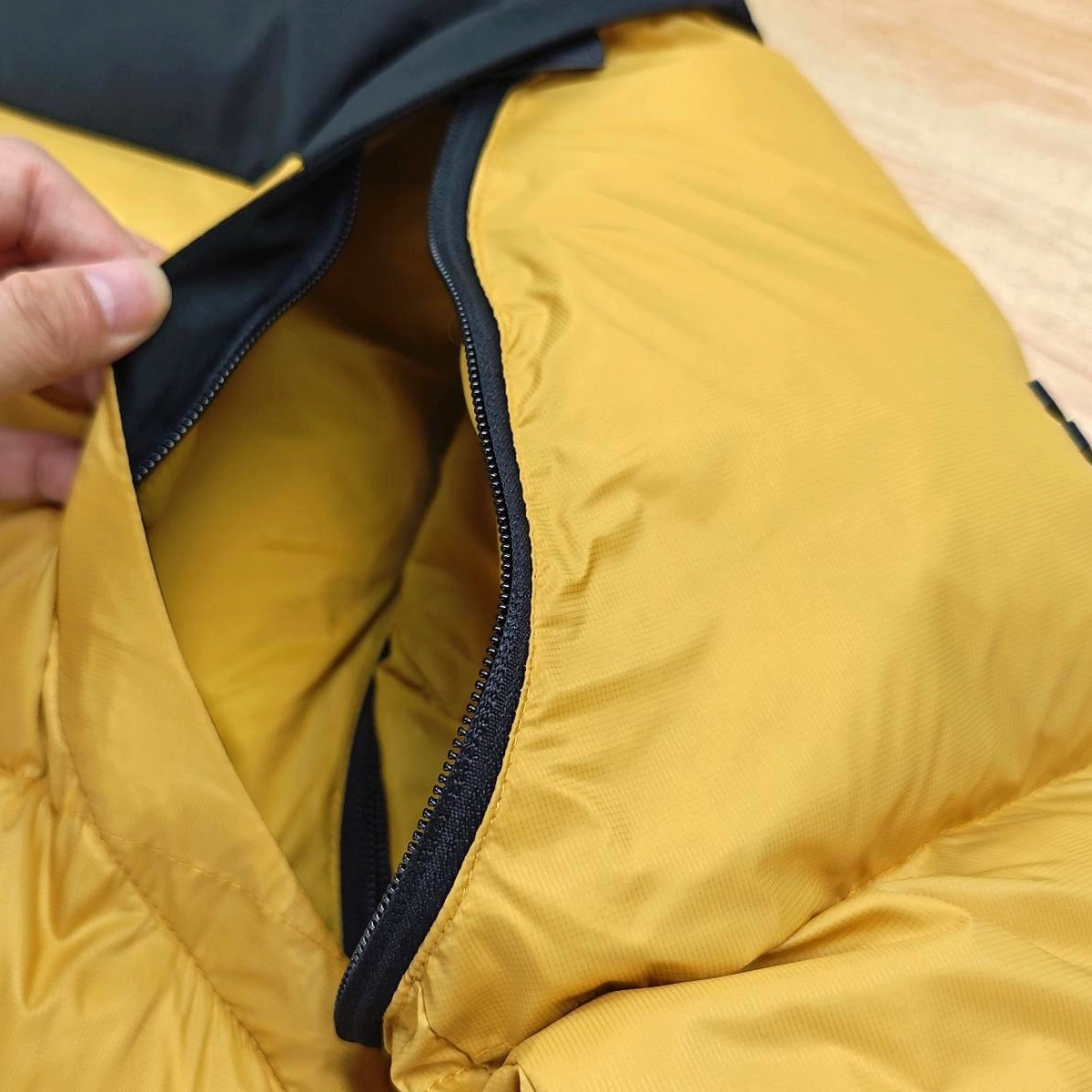 Matte & Lacquer Mixed Short Puffer Coat with Detachable Sleeves