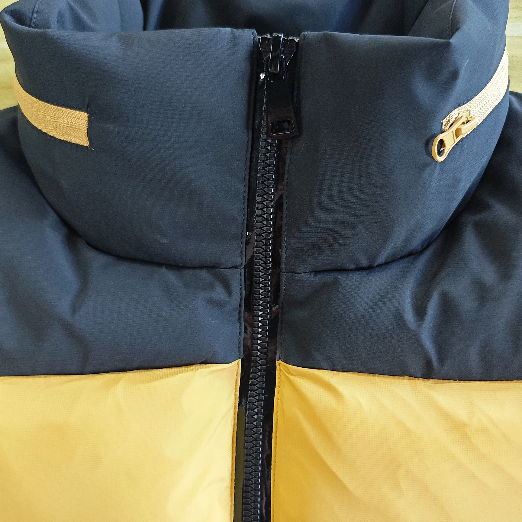 Matte & Lacquer Mixed Short Puffer Coat with Detachable Sleeves