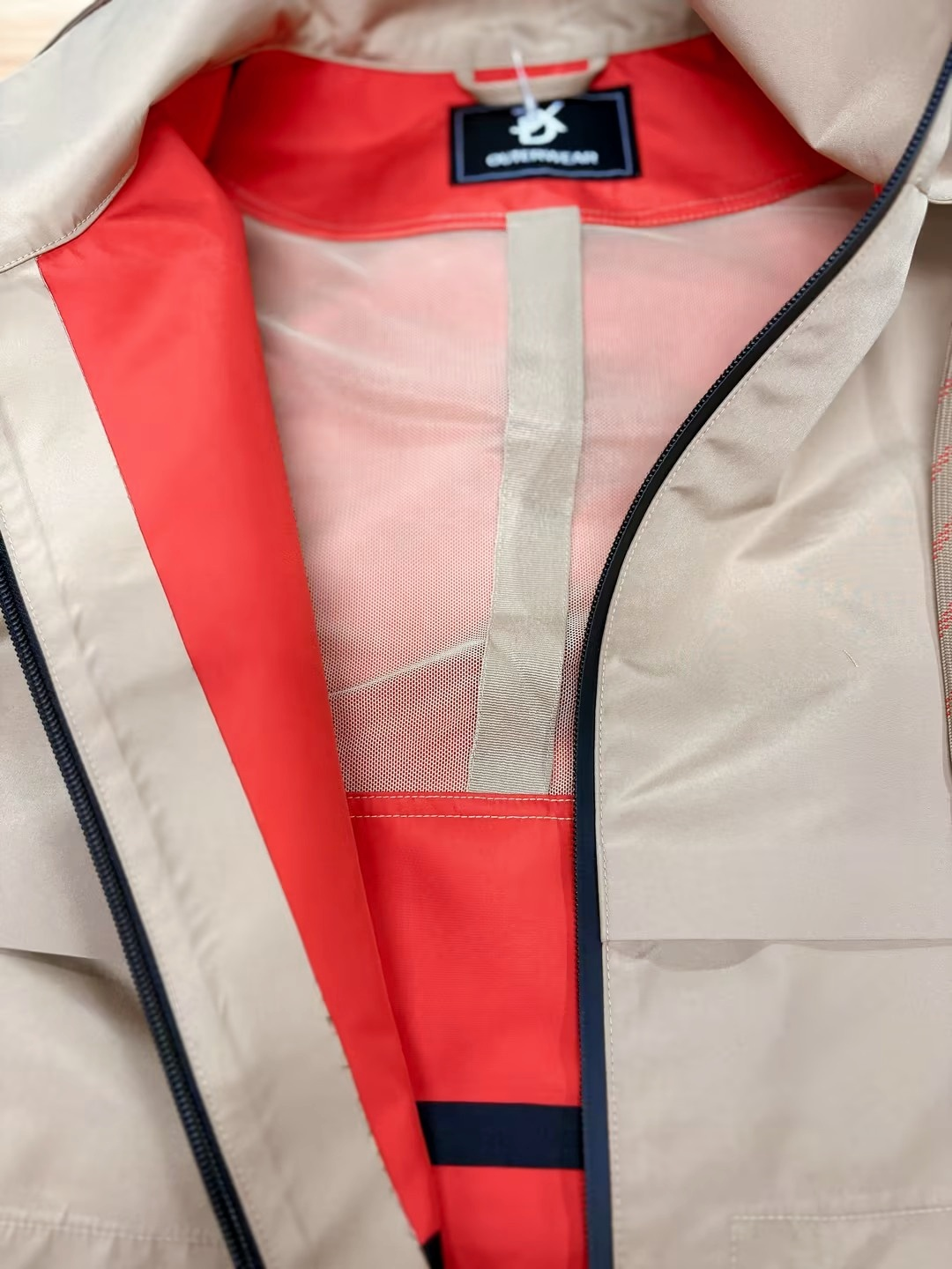 Stijlvol contrast - kleur waterdicht en ademende regenjas jas