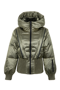 Wanawake waliowekwa chini ya koti ya msimu wa baridi huangaza koti la joto la puffer