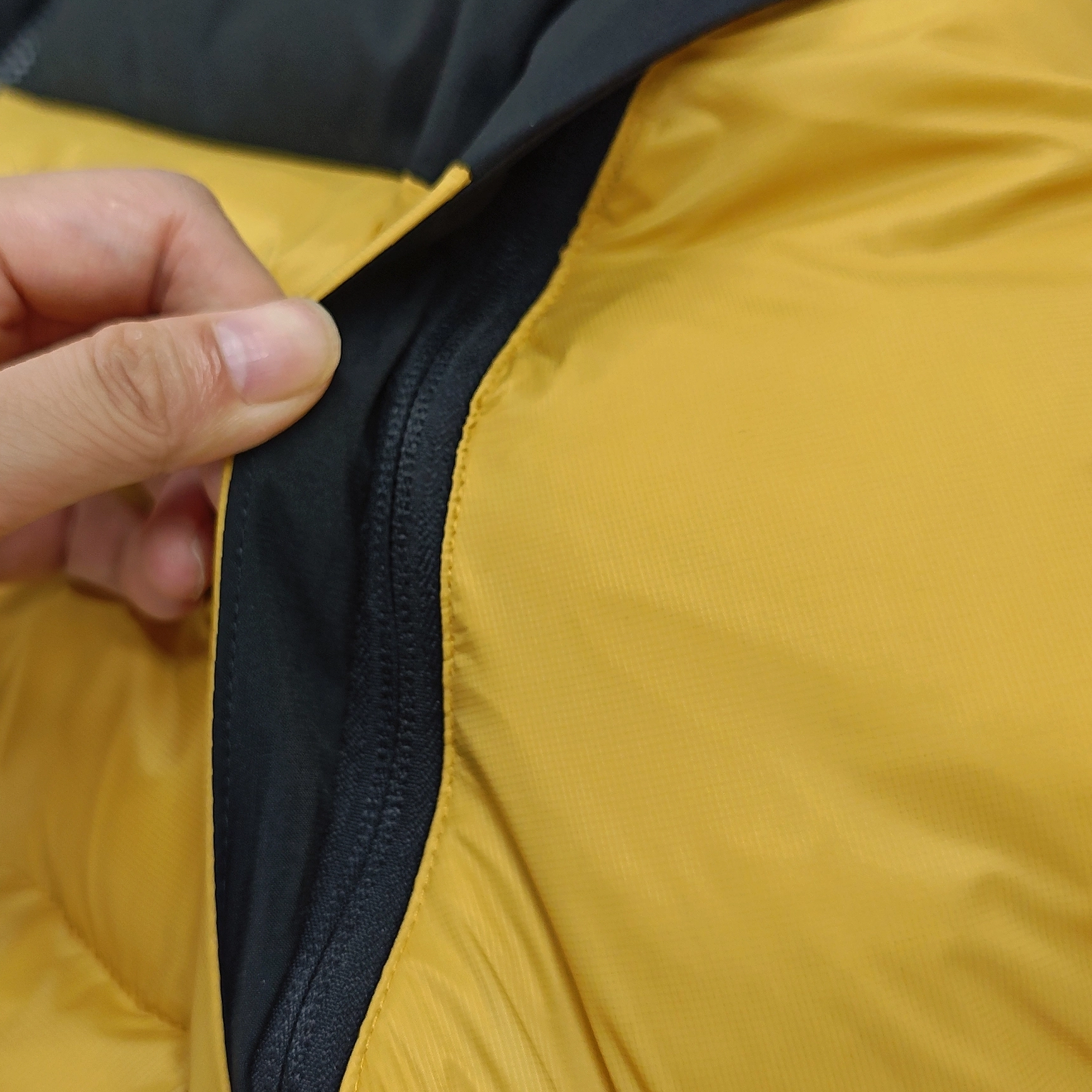 Matte & Lacquer Mixed Short Puffer Coat with Detachable Sleeves